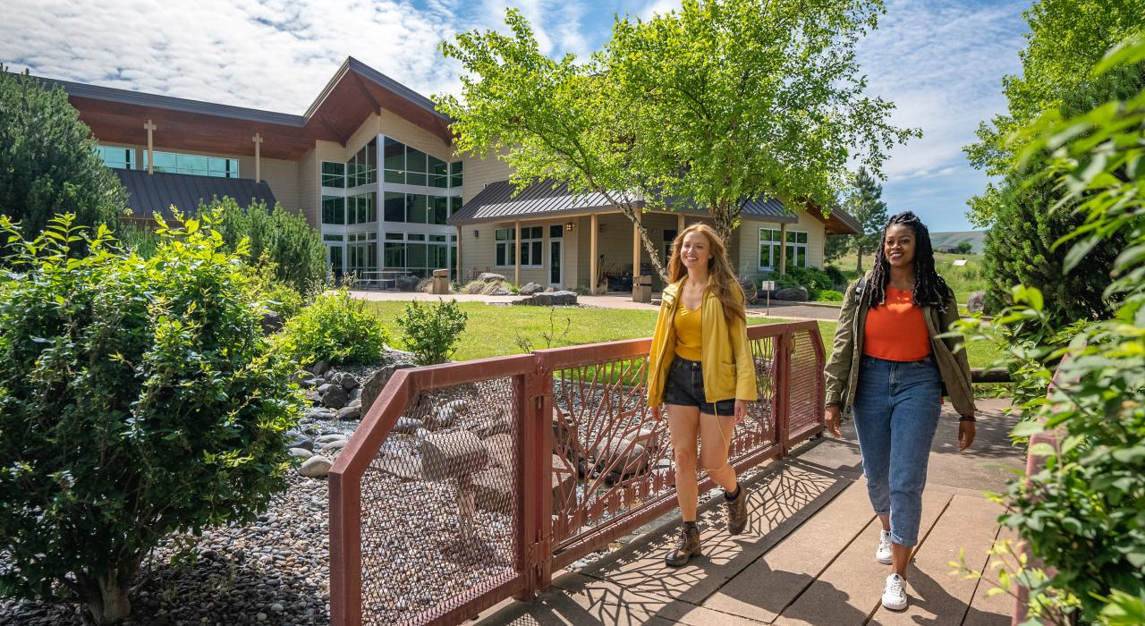 参观赫尔斯之门州立公园的路易斯克拉克探索中心