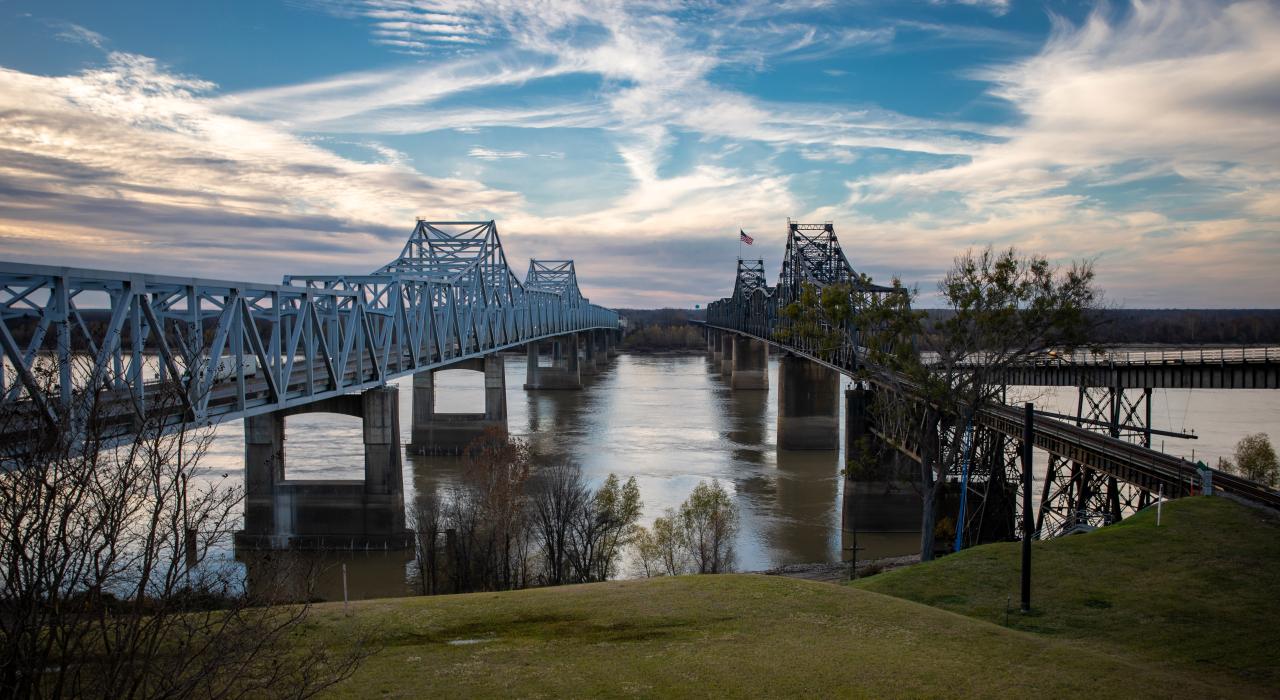 横跨密西西比河的新旧维克斯堡大桥