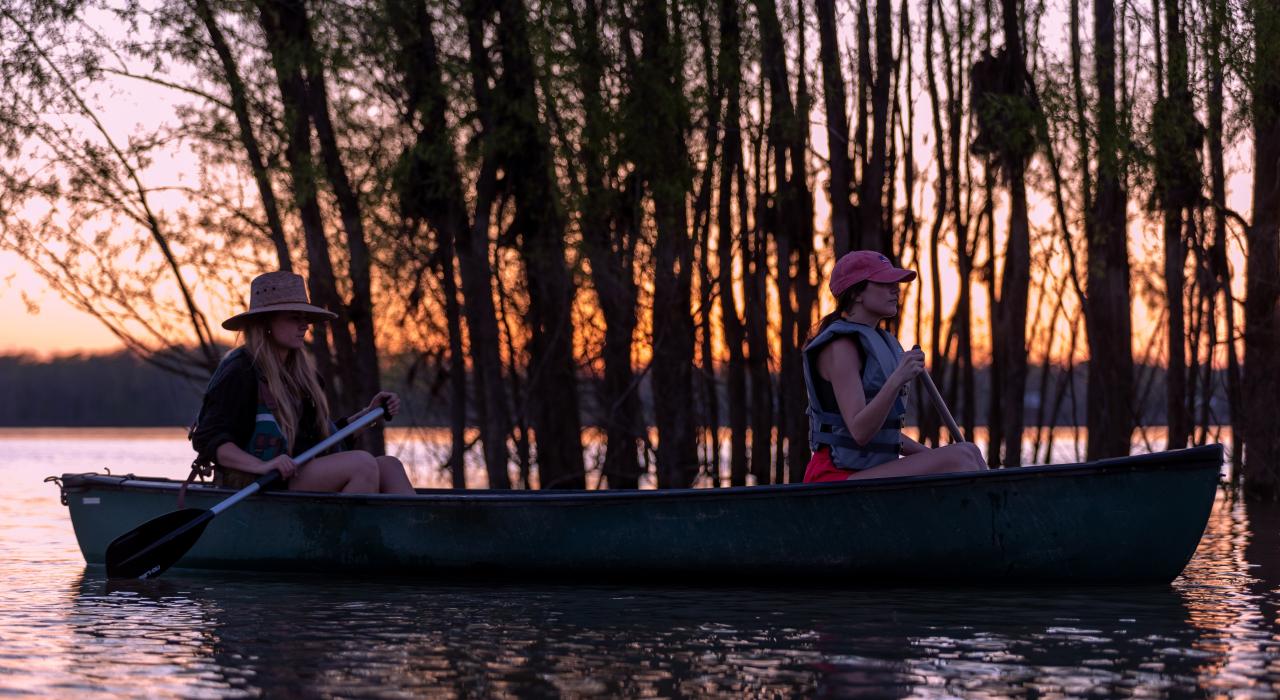 日落时分在密西西比河上泛舟