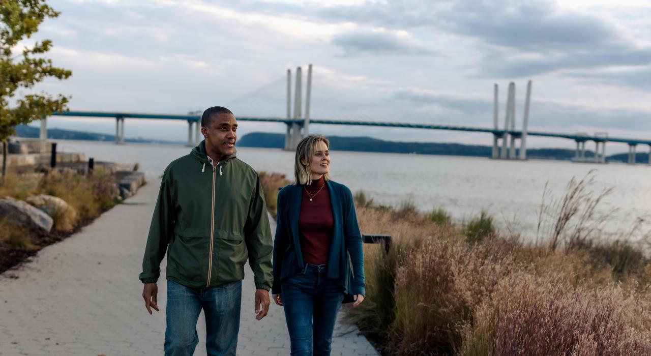 在塔里敦河滨步道欣赏哈德逊河风光