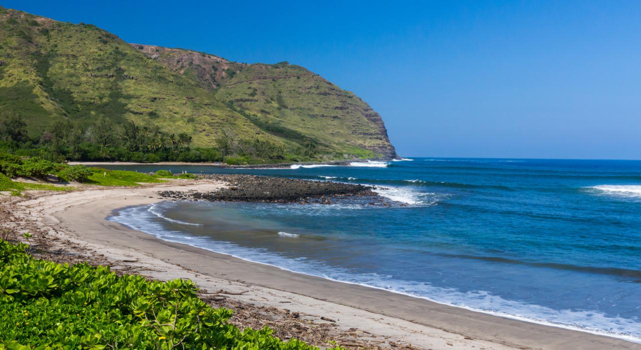 摩洛凯岛东岸的哈拉瓦山谷海滩公园