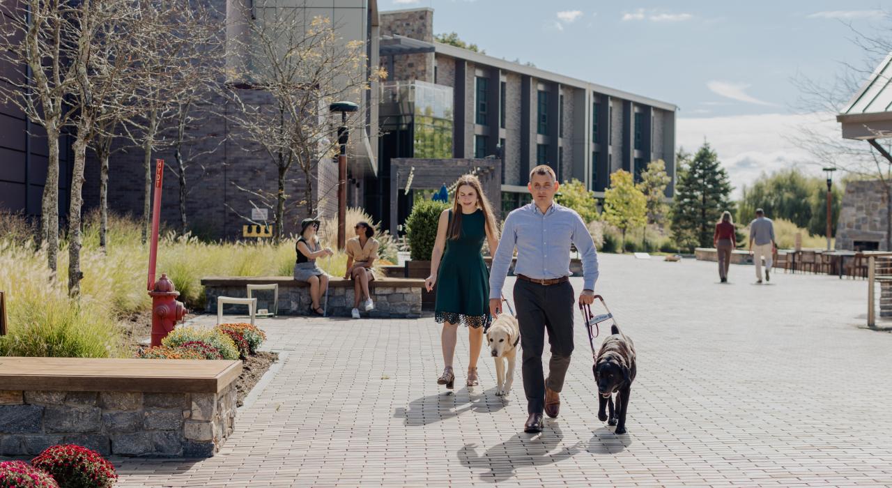 在哈德逊河滨小镇悠然漫步