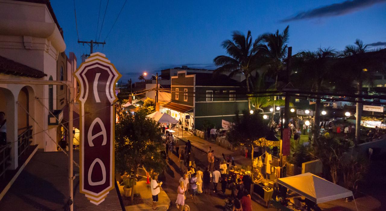 节日期间威陆库镇上的晚间盛况