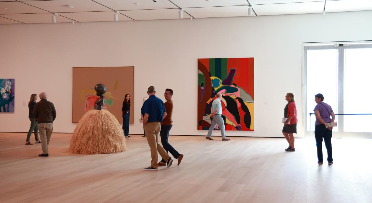 参观 Buffalo AKG Art Museum 艺术博物馆的画廊