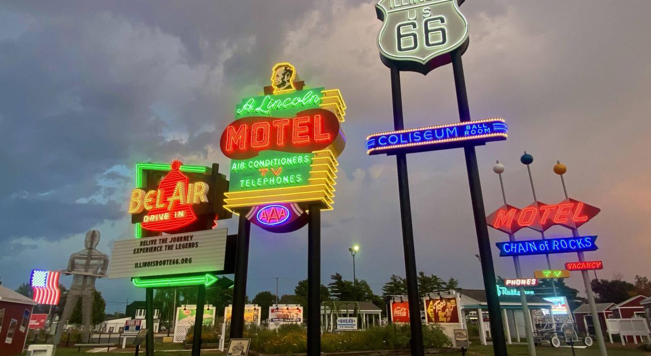 斯普林菲尔德的 66 号公路传奇霓虹公园