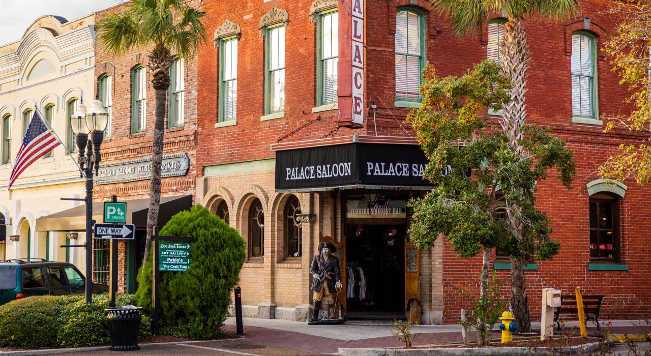 费南迪纳比奇市中心的独营商店和餐厅