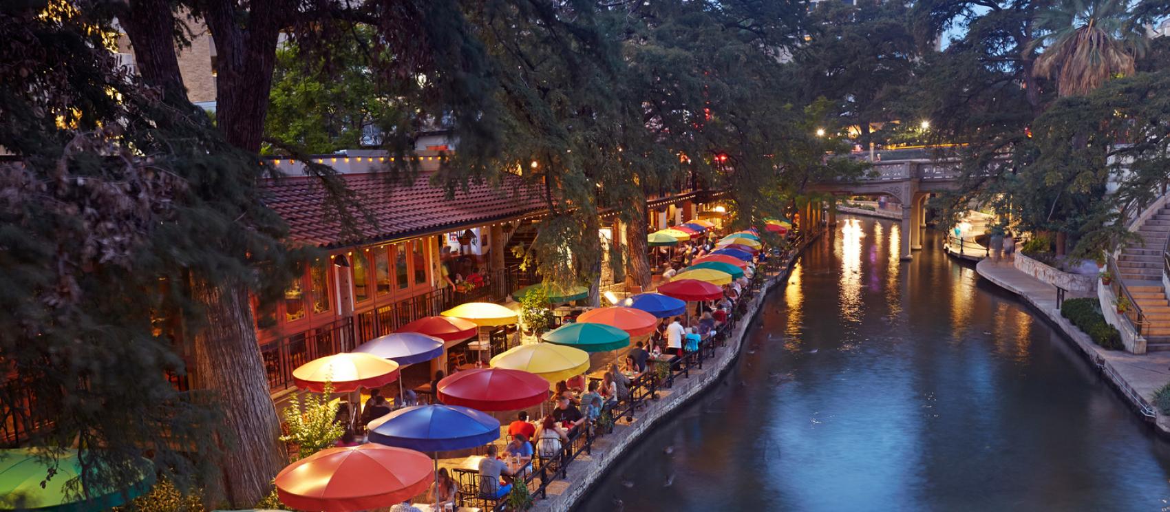 圣安东尼奥河畔步行街的缤纷色彩