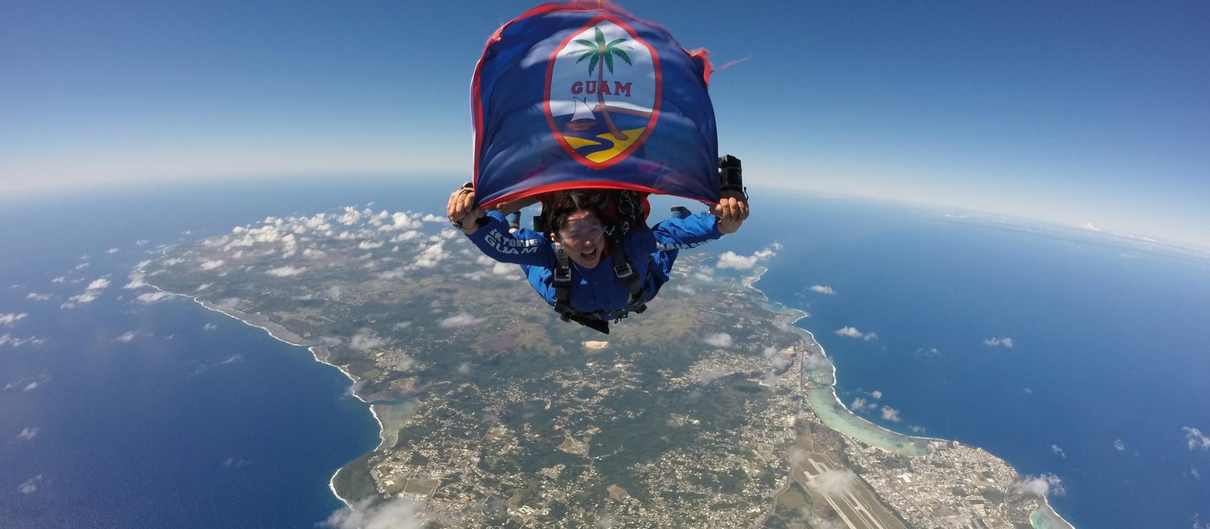 带着关岛旗帜跳伞