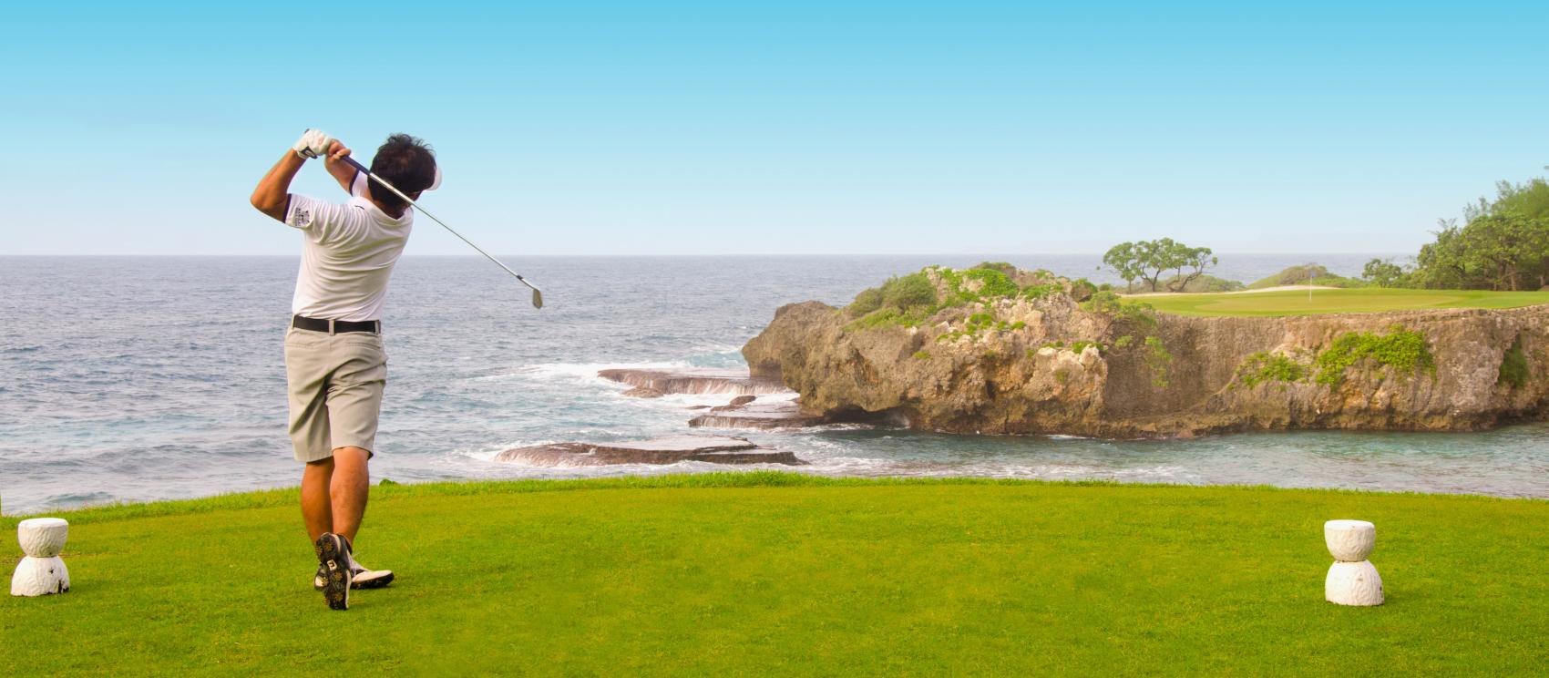 在关岛七个高尔夫球场中选择一家开球