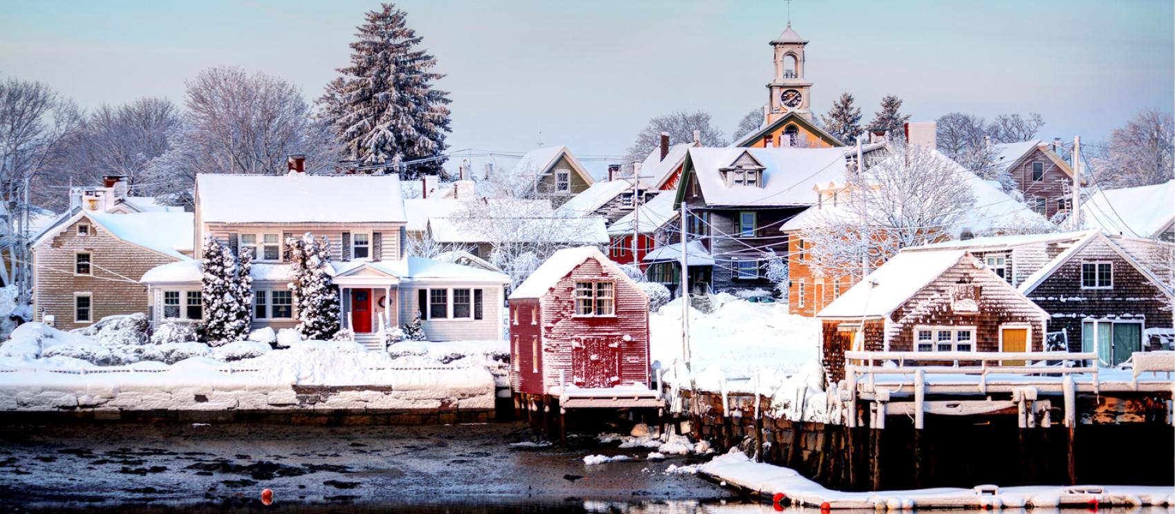 白雪覆盖的朴茨茅斯屋舍