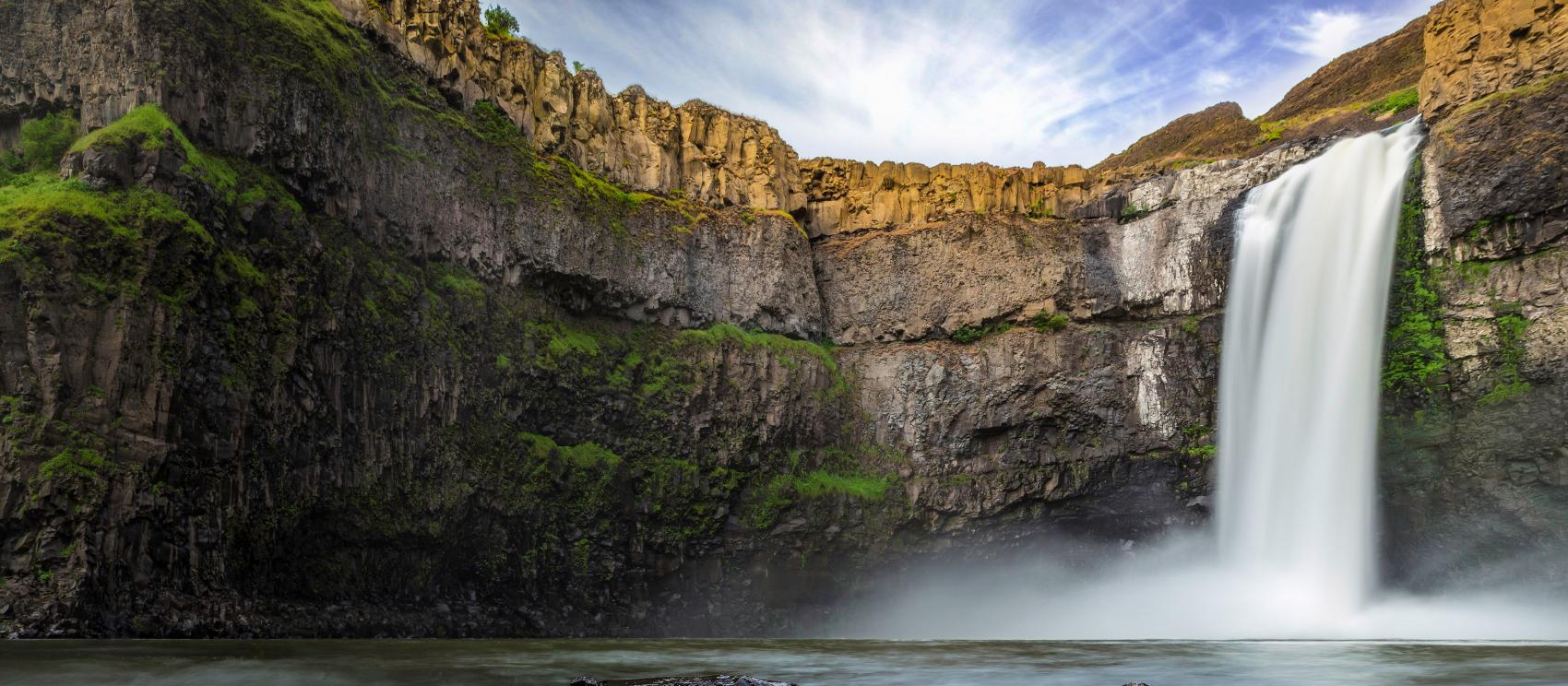 令人心醉神迷的帕卢斯瀑布州立公园峡谷和瀑布风景