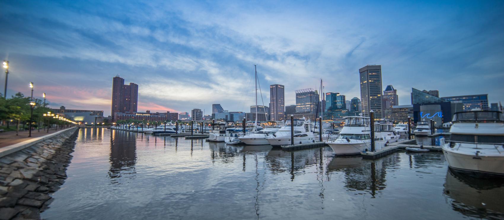 夜间，船只停靠在巴尔的摩内港