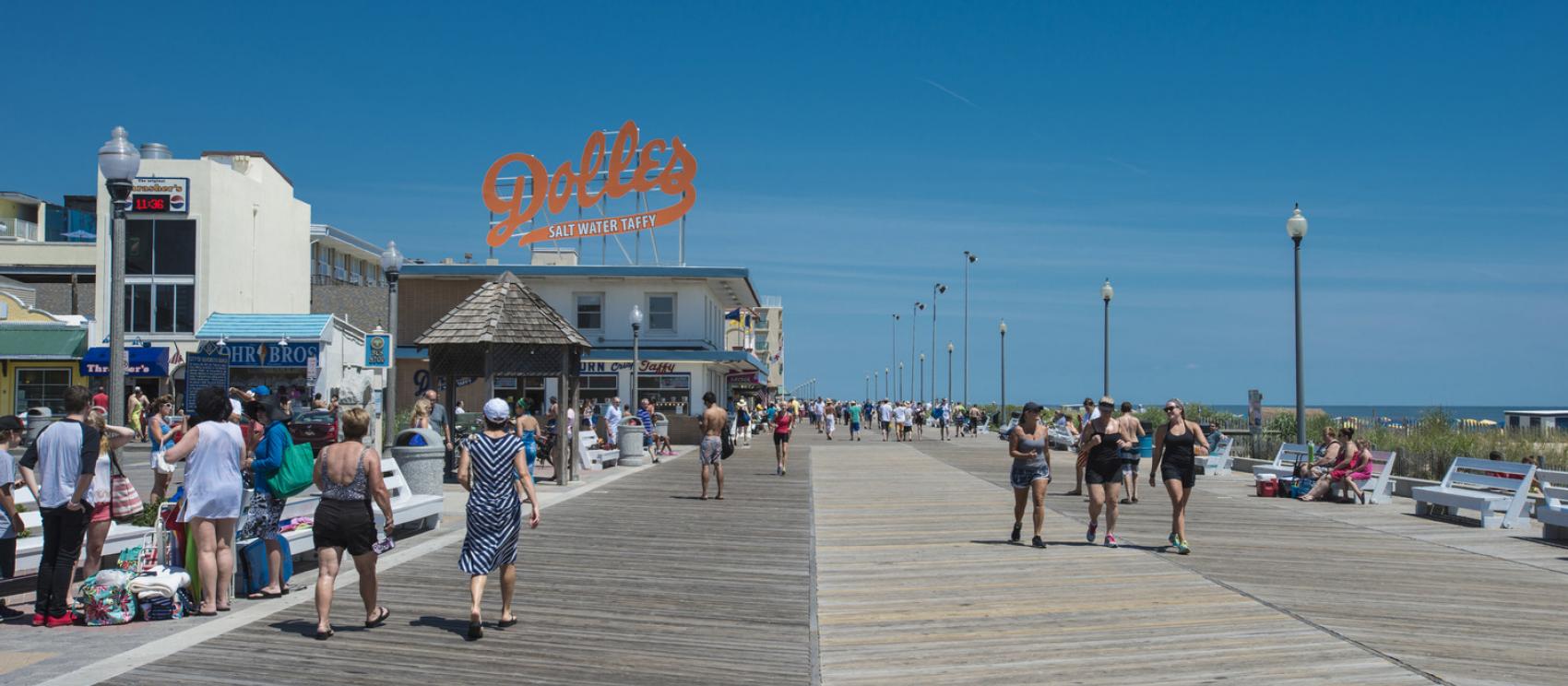 沿着里霍博斯比奇木栈道漫步