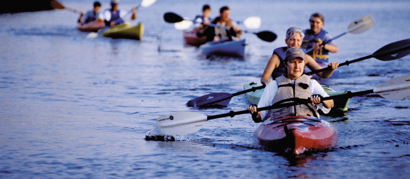 在克里斯菲尔德的简斯岛州立公园划皮划艇