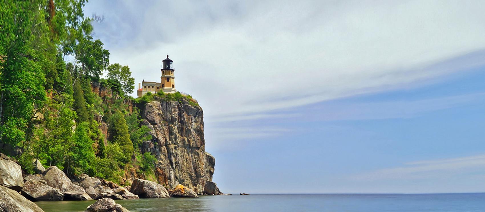 斯普利特岩灯塔眺望着苏必利尔湖