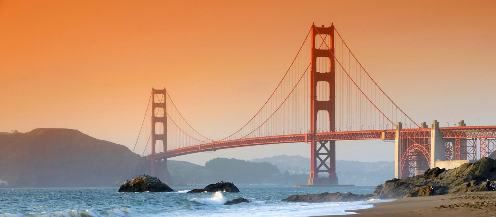 从旧金山贝克海滩遥望金门大桥