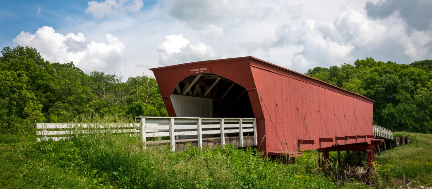 麦迪逊廊桥因其在文学和电影中的影响而著称，是一座田园诗般的廊桥
