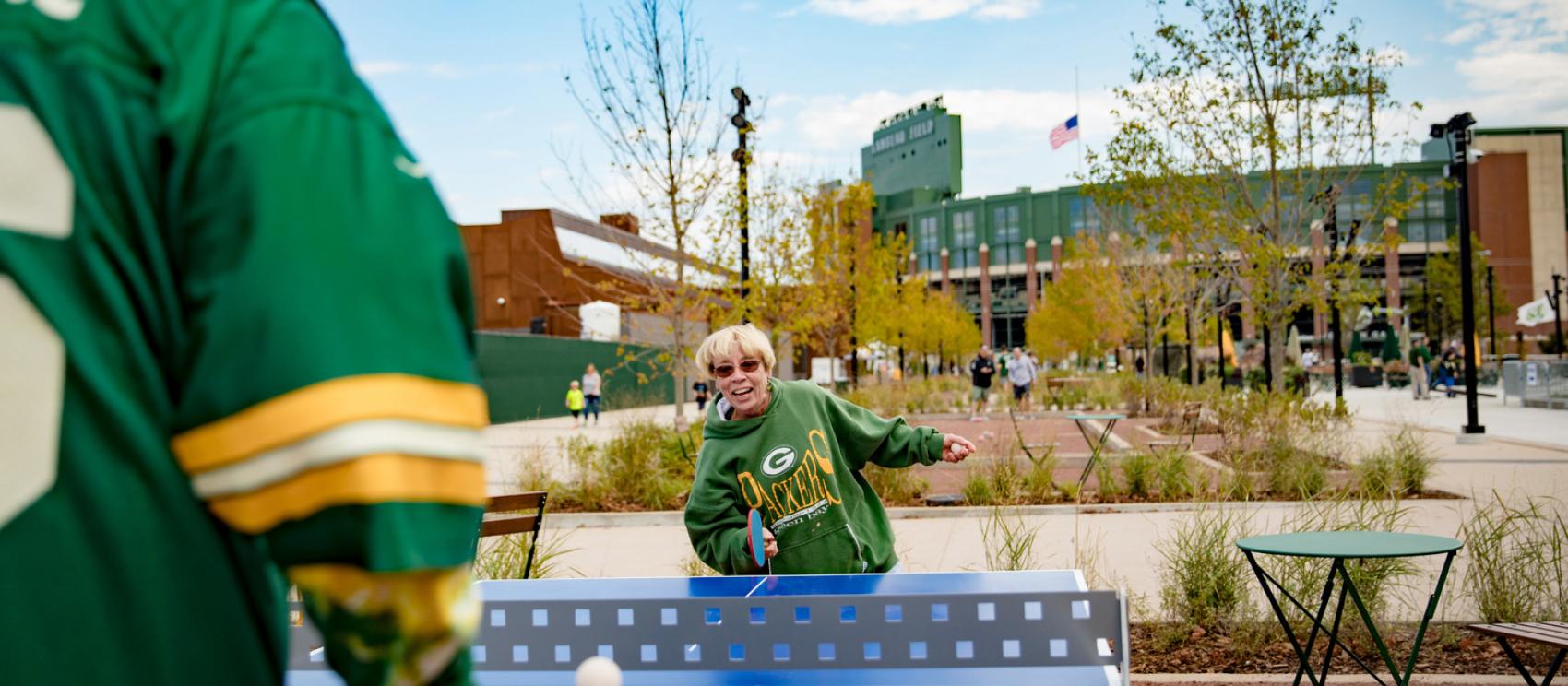国家橄榄球联盟绿湾包装工队主场蓝波球场外的赛前庆祝活动