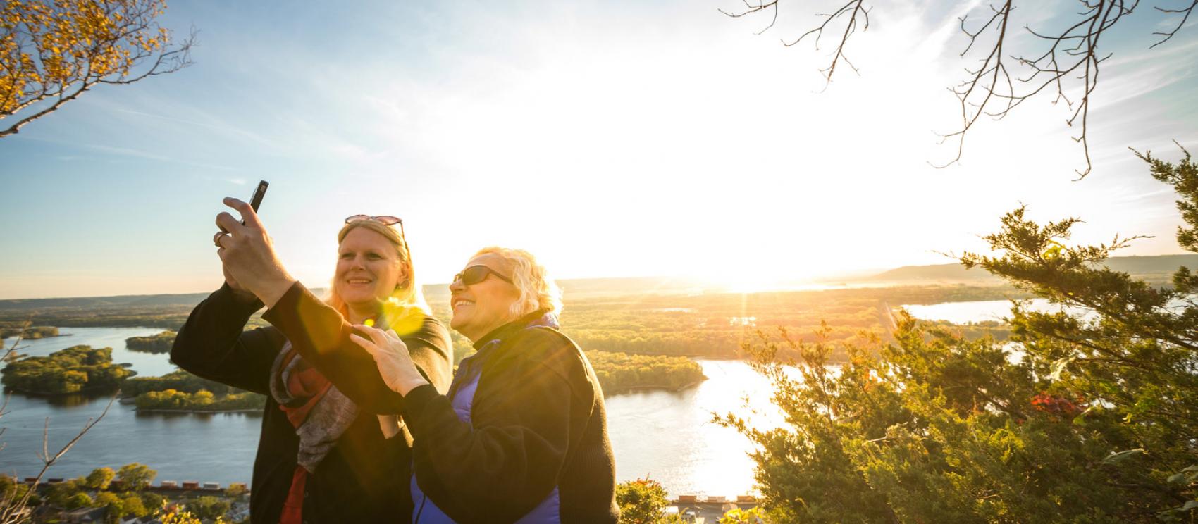 在阿尔玛布埃纳维斯塔公园俯瞰密西西比河，同时来张自拍