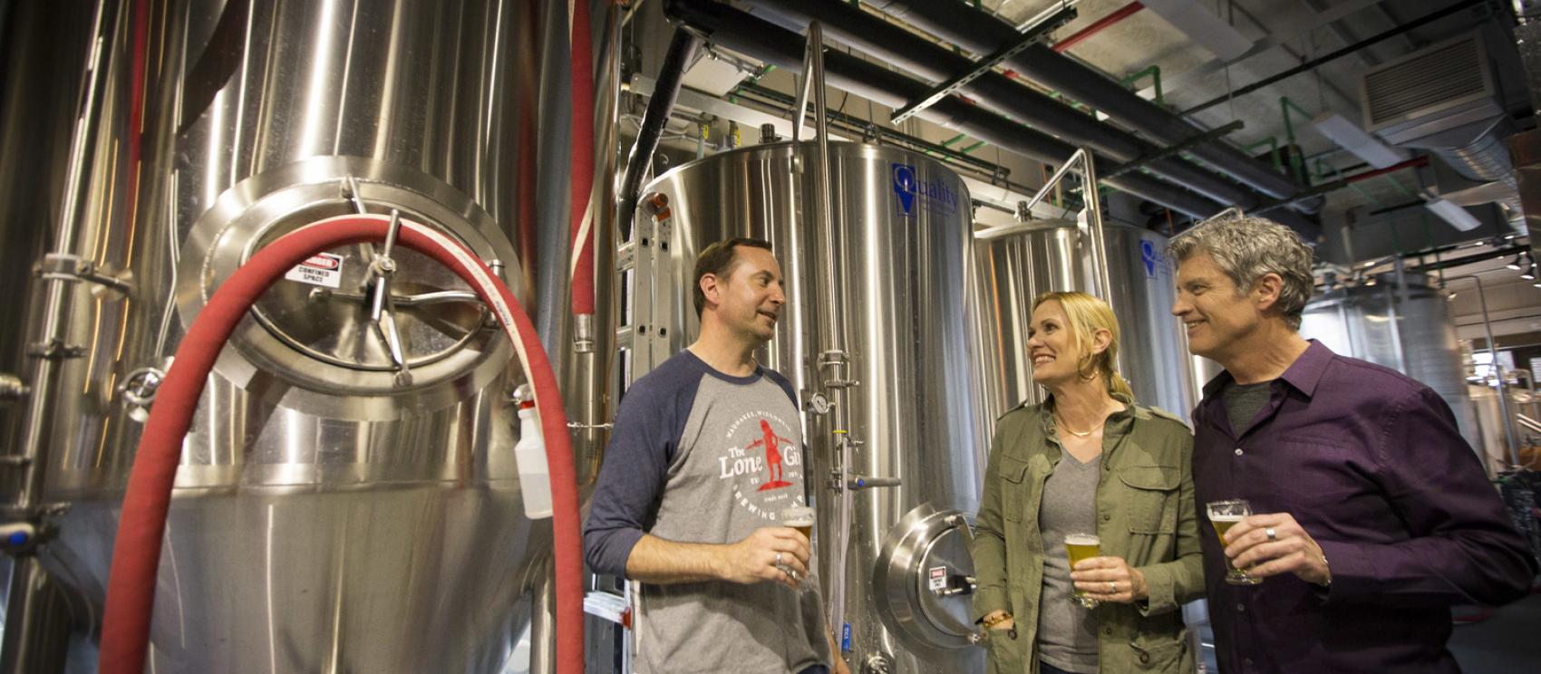 在向导式啤酒厂参观之旅中品尝啤酒