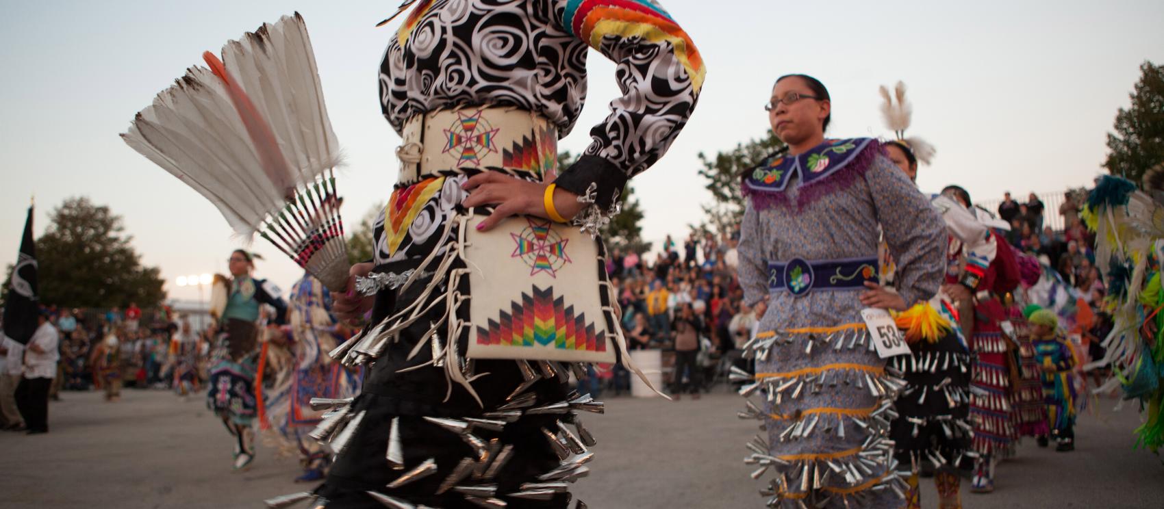 穿着传统服装表演部落舞蹈