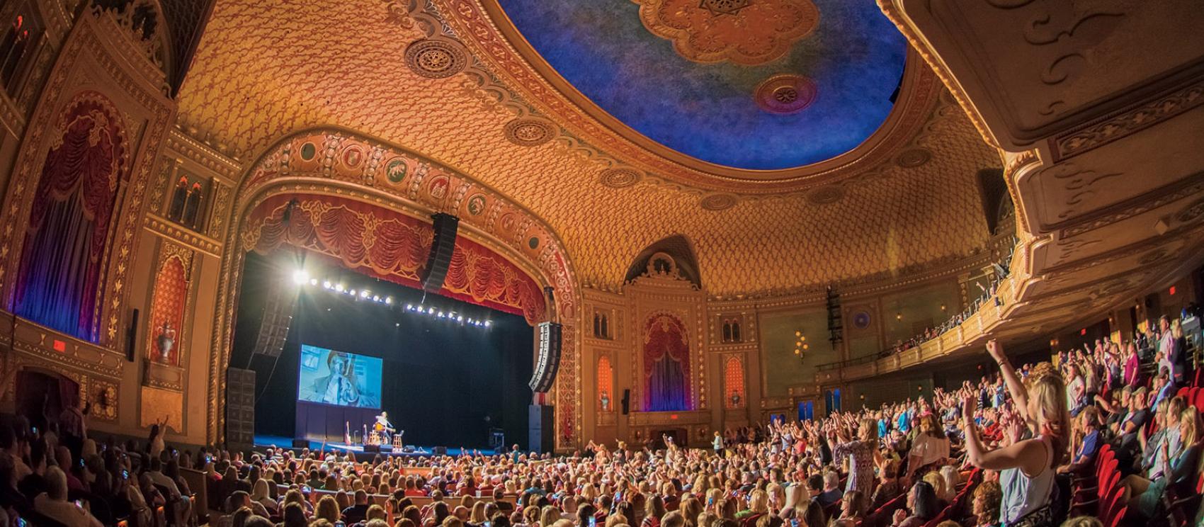 观众在诺克斯维尔华丽的田纳西州剧院为表演者鼓掌喝彩