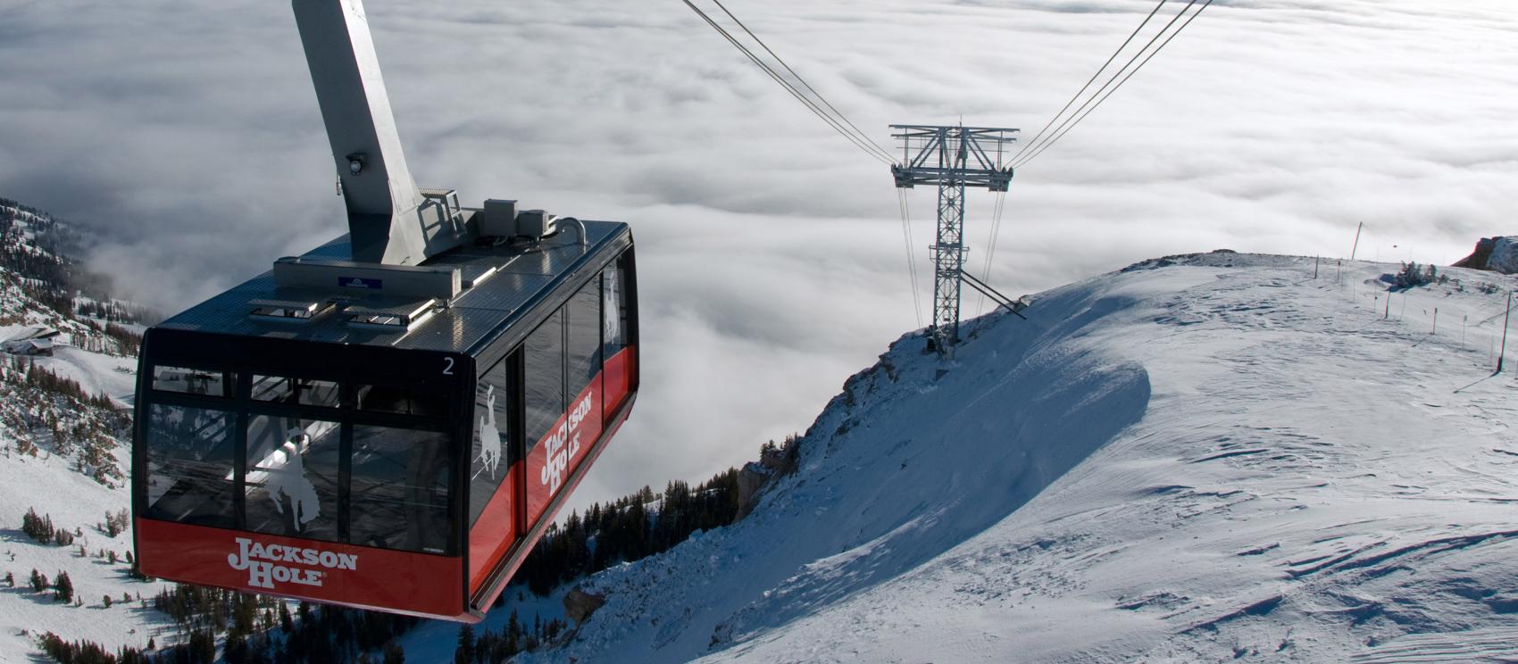 冬日在杰克逊霍尔乘坐山间有轨电车