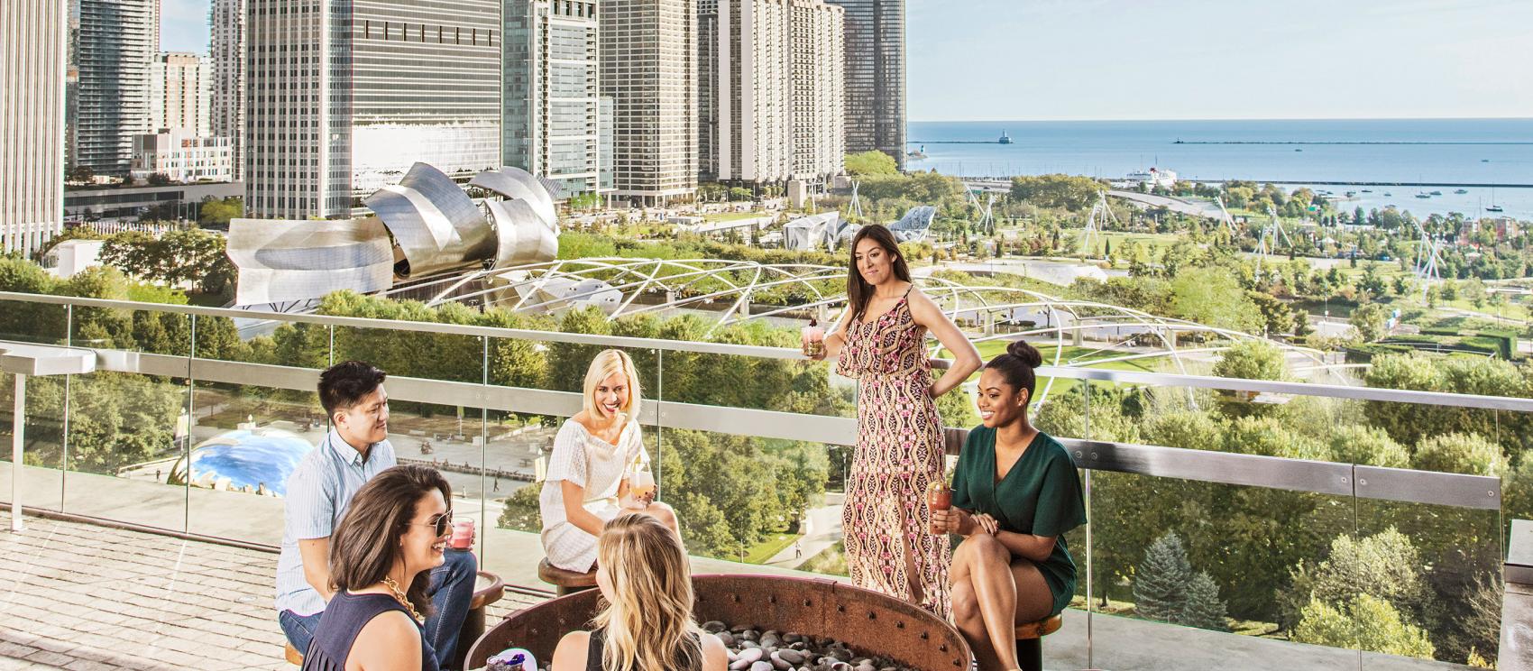 与朋友一起体验芝加哥屋顶休闲时光