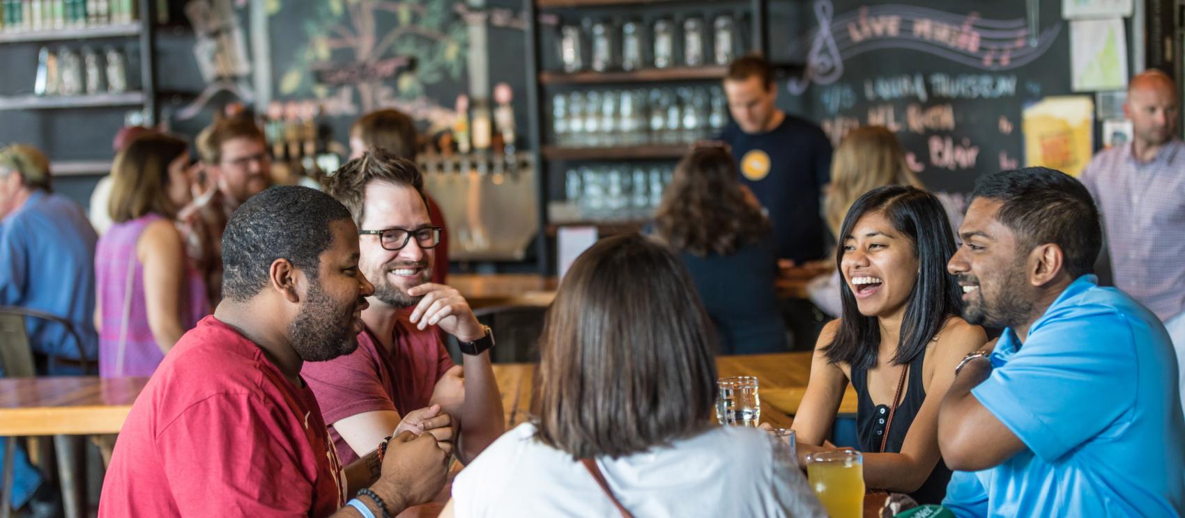 夏洛特 Birdsong Brewing 酿酒公司充满欢乐氛围的精酿啤酒品酒室