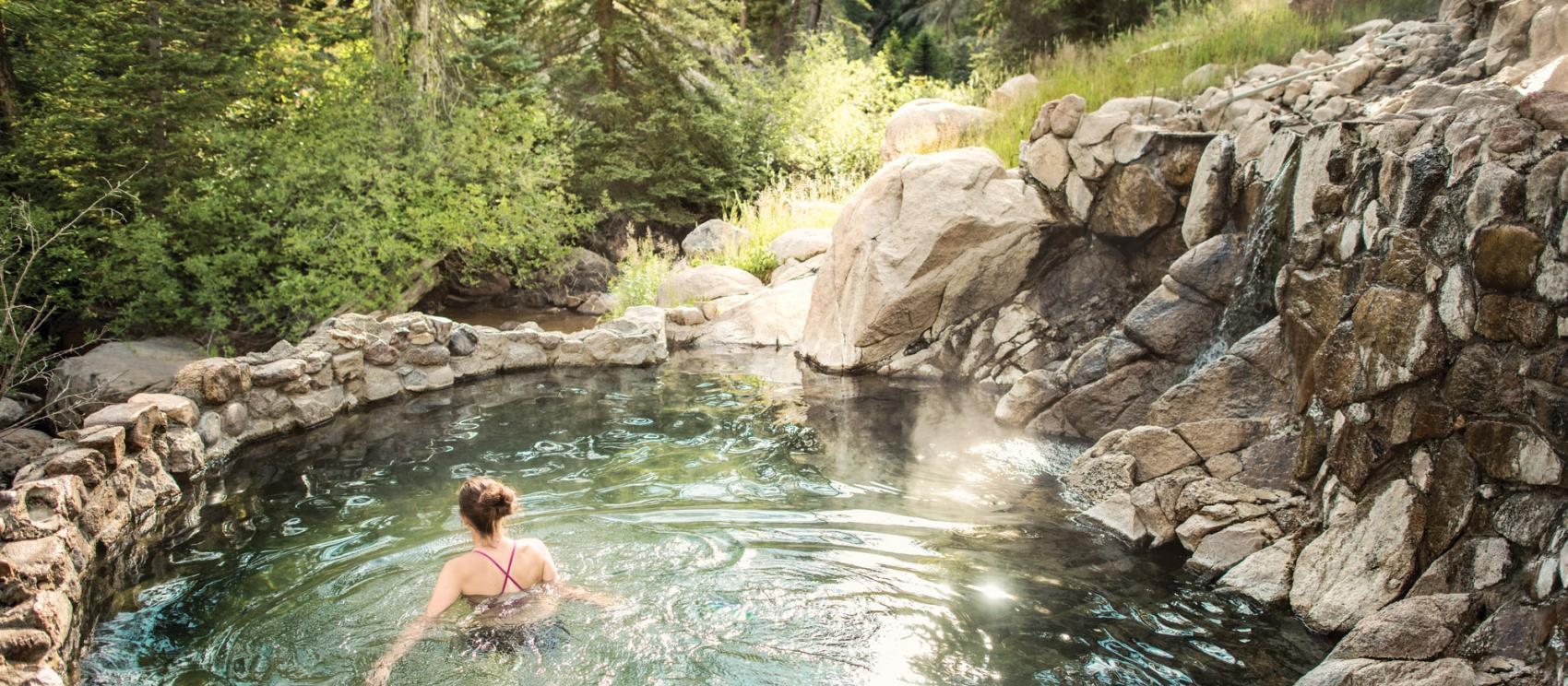 浸泡在斯廷博特斯普林斯草莓公园温泉的温泉水中