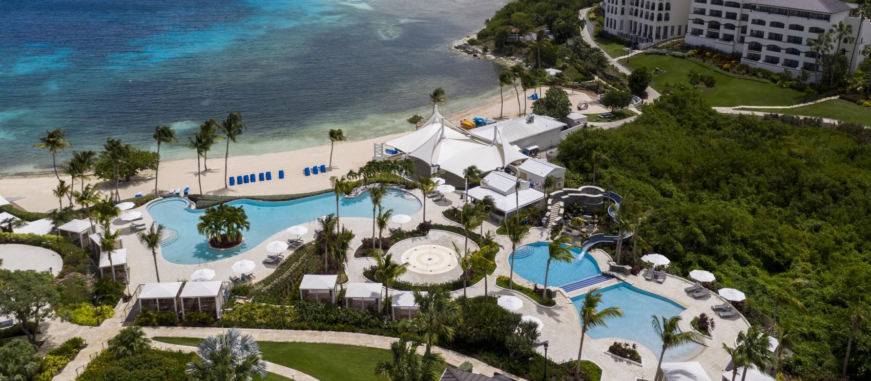 圣托马斯岛丽思卡尔顿酒店面向海滩的家庭泳池