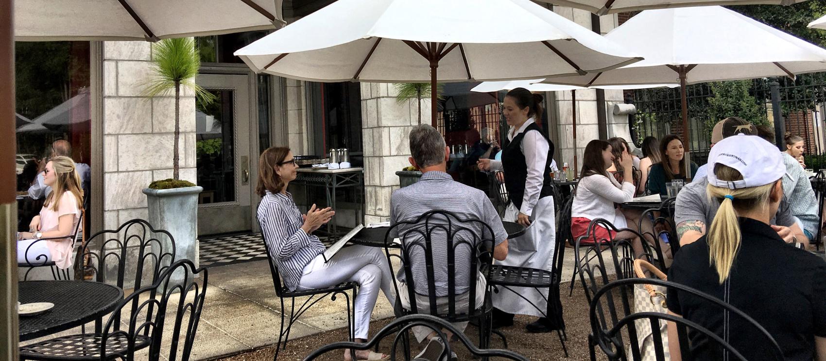 在伯明翰 Bottega 餐厅室外用餐