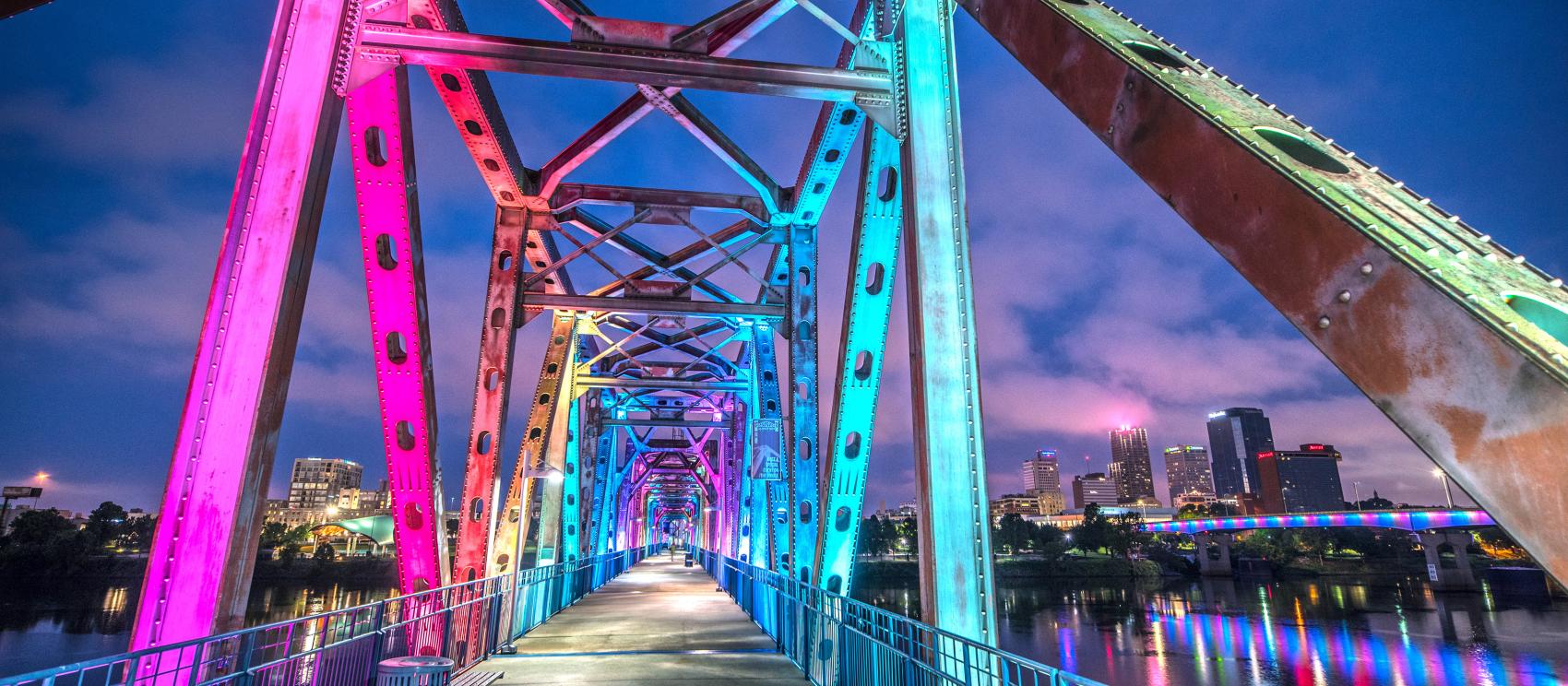 联结桥上斑斓的彩虹灯光，这是小石城的一条步道和自行车道