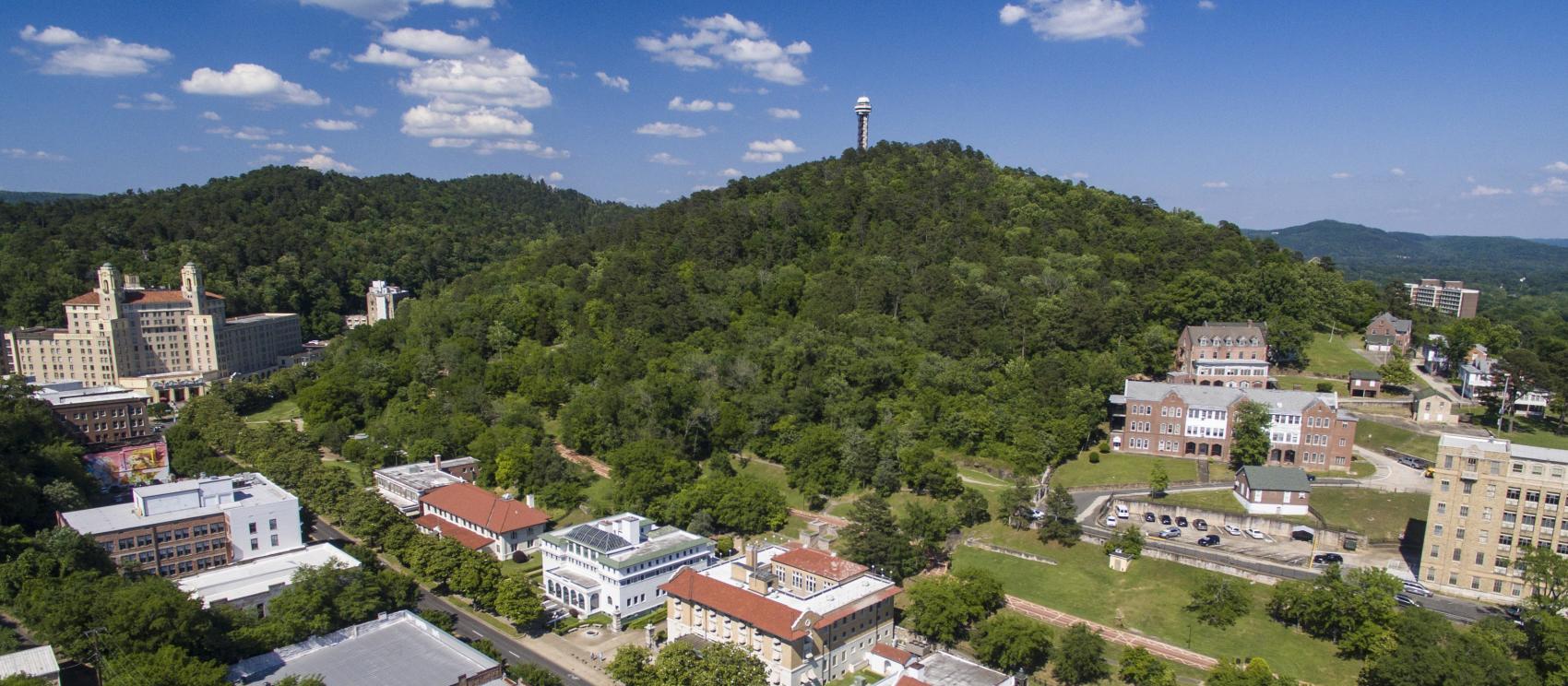 温泉城国家公园内浴所一条街和其他历史建筑的鸟瞰图