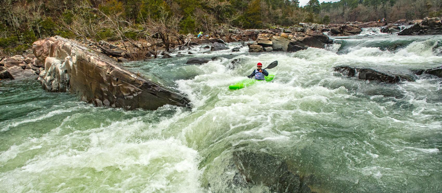 在考萨道特河州立公园自然保护区的激流中划皮艇
