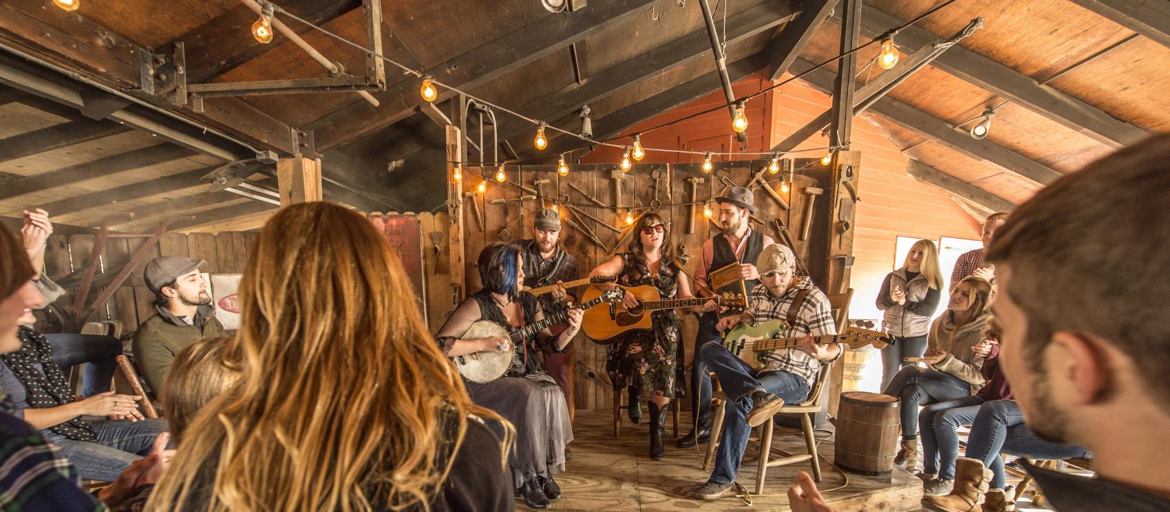 山景城欧扎克民俗中心州立公园的现场表演，民谣已成为当地人的一种生活方式