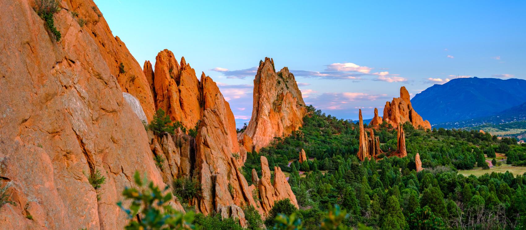 科罗拉多斯普林斯的众神花园茂盛植被间的天然红砂岩
