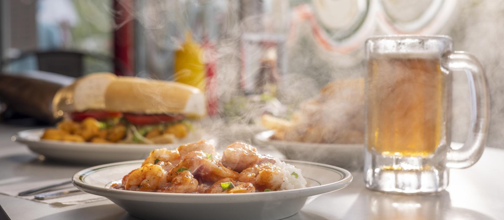 拉斐特 Acadian Superette 餐厅的法式菜肴和冰啤酒