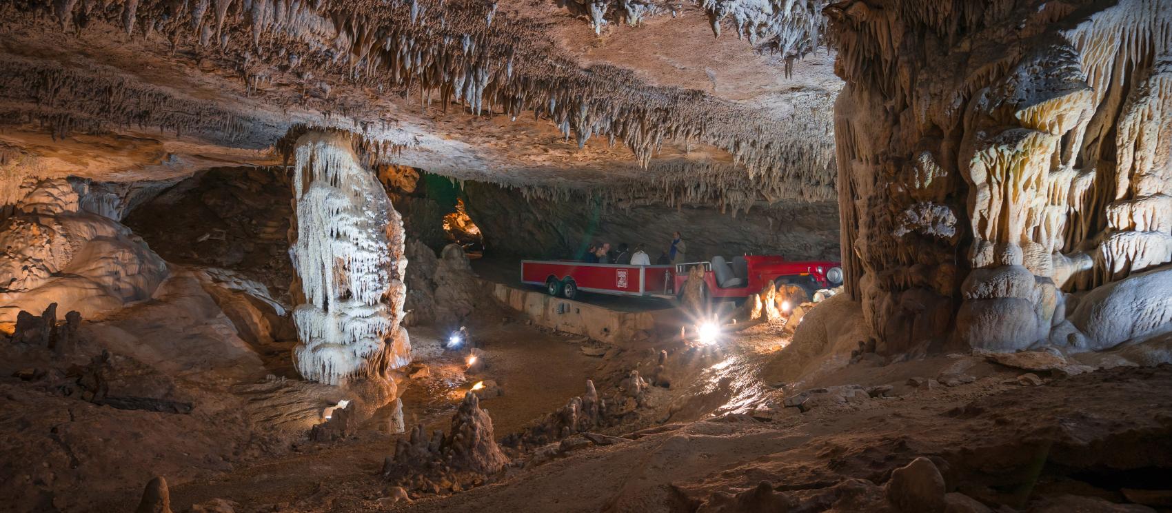 游览斯普林菲尔德的神秘洞穴，该州拥有众多令人惊叹的岩洞景观