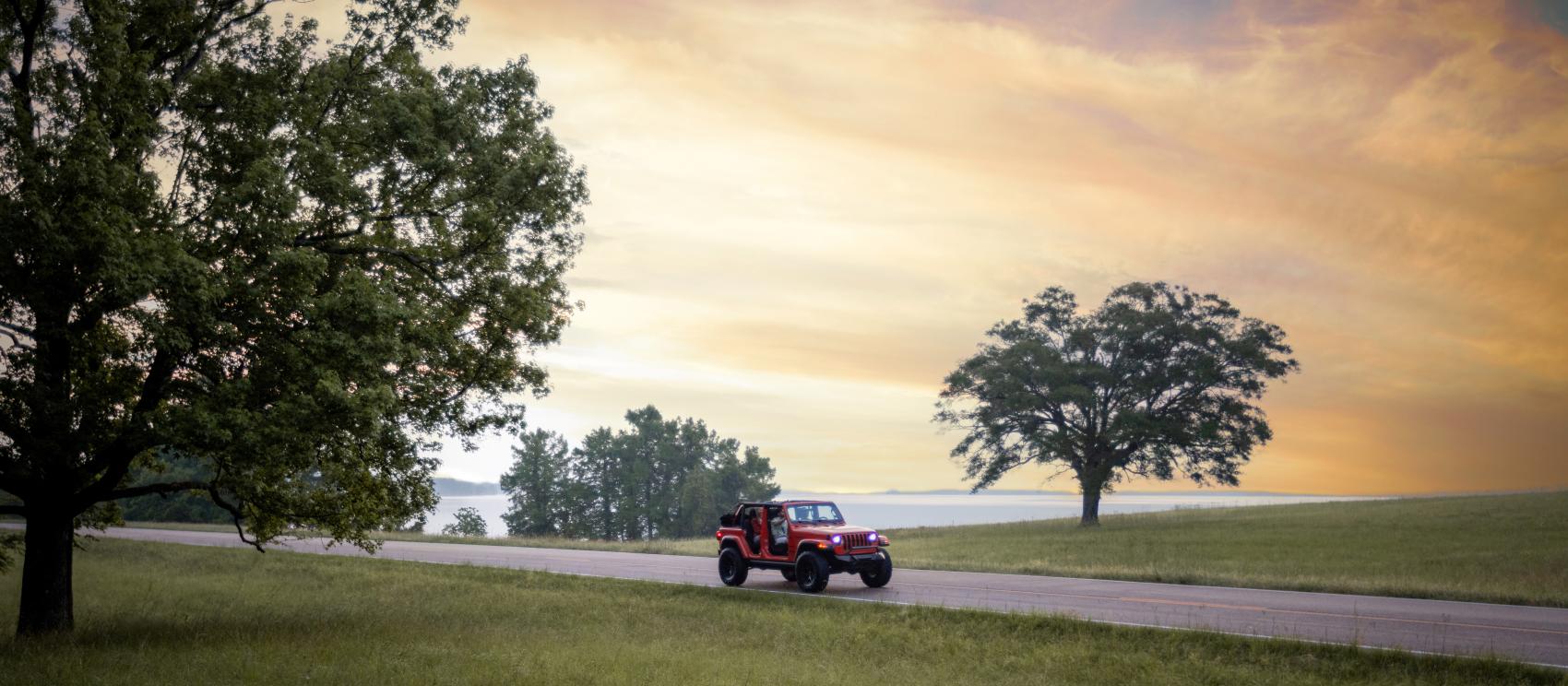 沿着纳奇兹小道公路 (Natchez Trace Parkway) 驾车前行